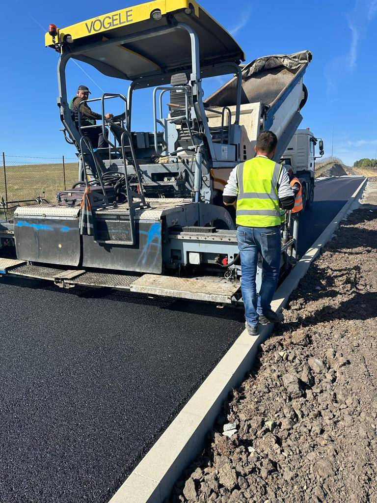 Magánút aszfaltozása Vögele finisherrel, szegélykővel